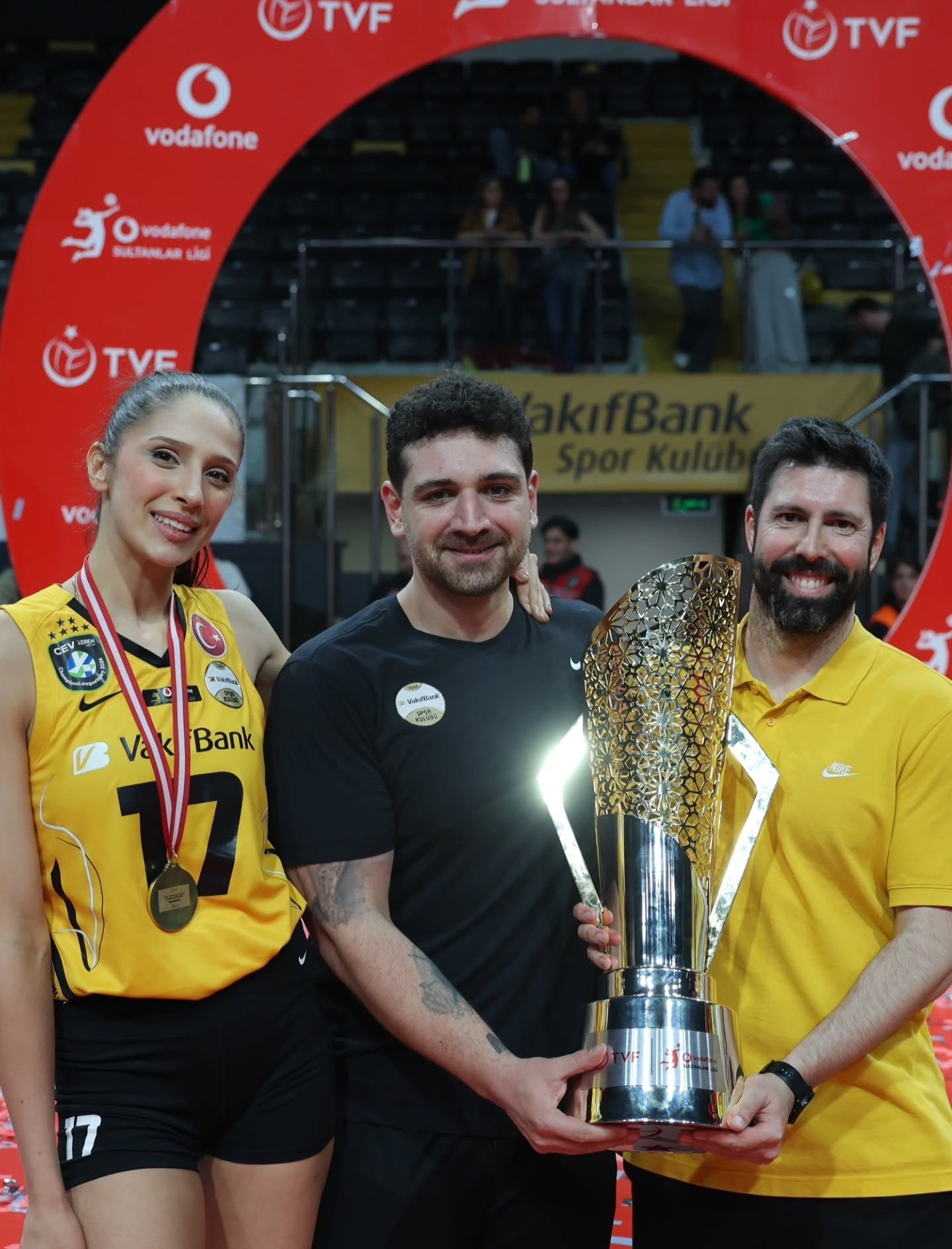 Sergio Pérez Soto (dcha.), con la Champions (@sergiopsoto_physio).