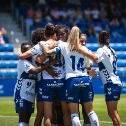 Las jugadoras celebran el triunfo (CDT Femenino)