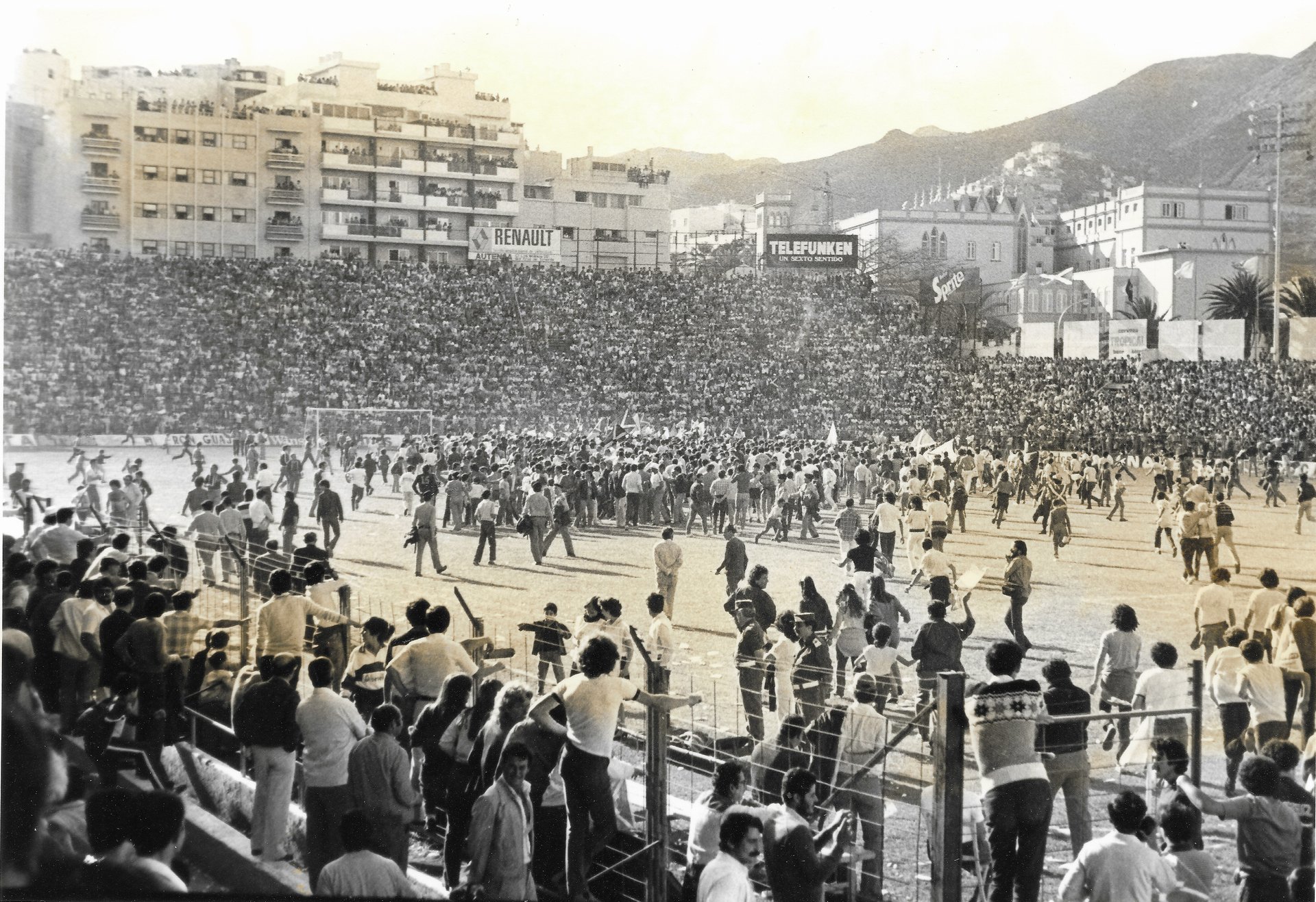 Ascenso del Tenerife en el Heliodoro en 1983 (CD TENERIFE).