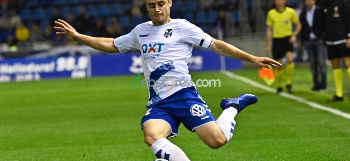 Daniel Lasure intenta un centro en el partido contra la Ponferradina. (SAN ACOSTA)