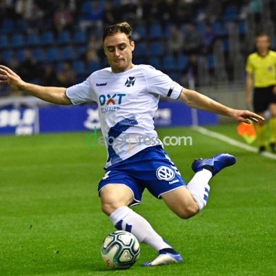 Daniel Lasure intenta un centro en el partido contra la Ponferradina. (SAN ACOSTA)
