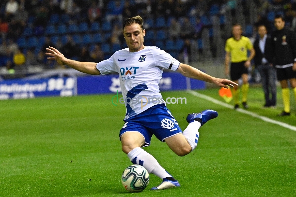 Daniel Lasure intenta un centro en el partido contra la Ponferradina. (SAN ACOSTA)