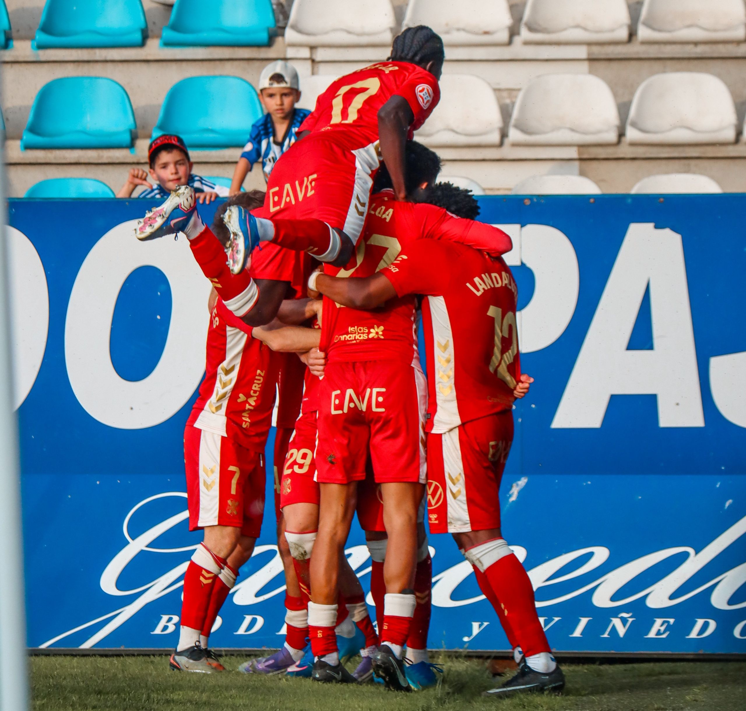 Los jugadores del Tenerife festejan el gol en El Toralín (CD TENERIFE).