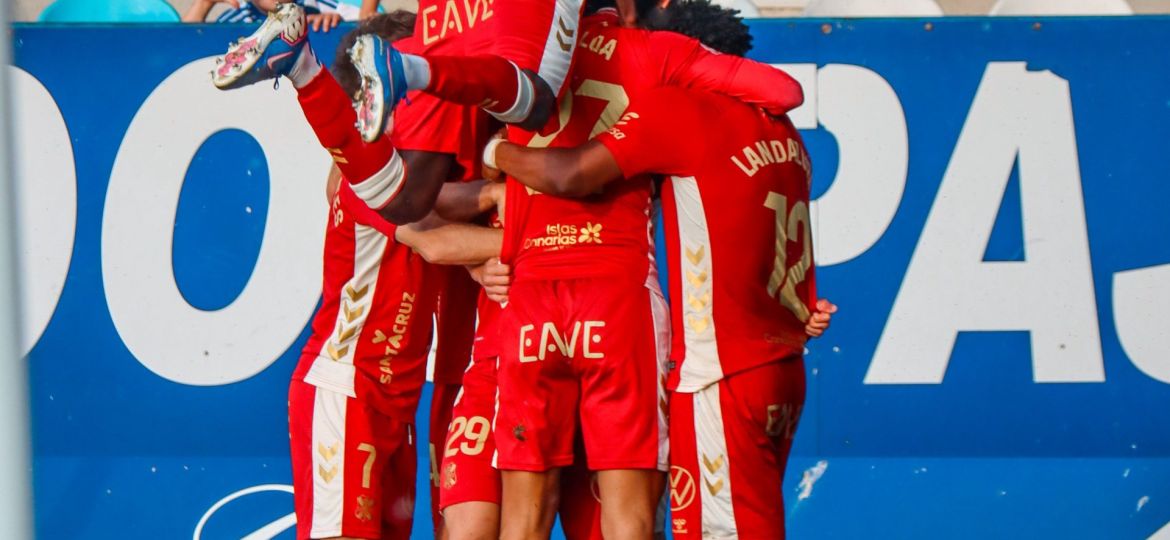 Los jugadores del Tenerife festejan el gol en El Toralín (CD TENERIFE).