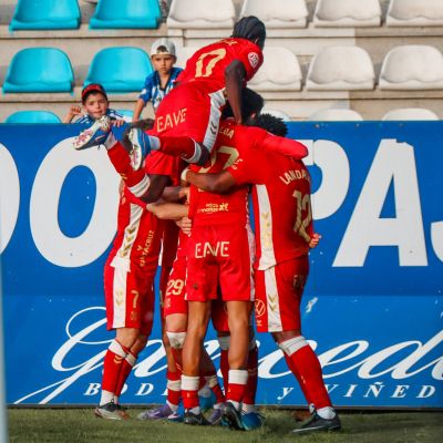 Los jugadores del Tenerife festejan el gol en El Toralín (CD TENERIFE).