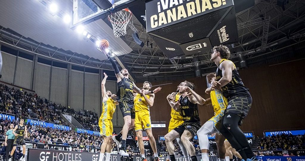 Acción del partido (EMILIO COBOS/CB CANARIAS).