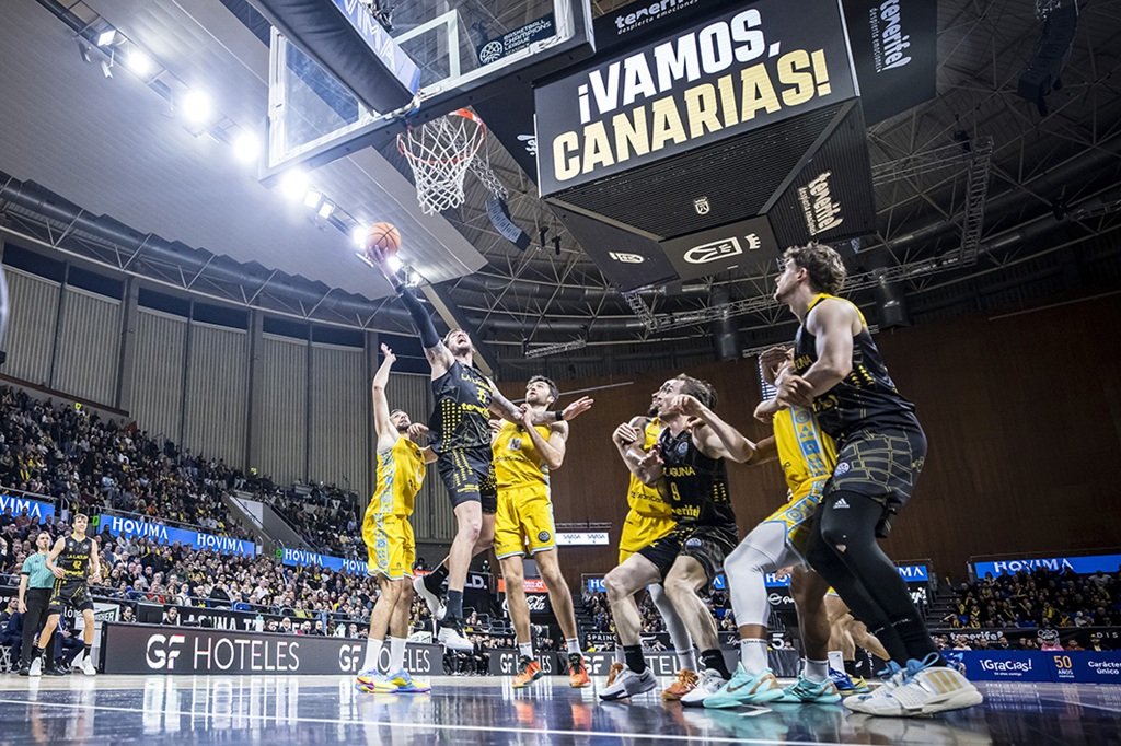 Acción del partido (EMILIO COBOS/CB CANARIAS).
