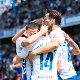 Jugadores del representativo abrazándose (CD Tenerife)