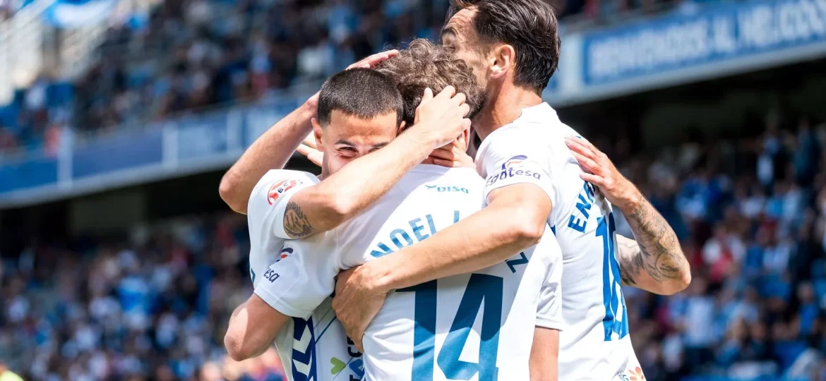 Jugadores del representativo abrazándose (CD Tenerife)