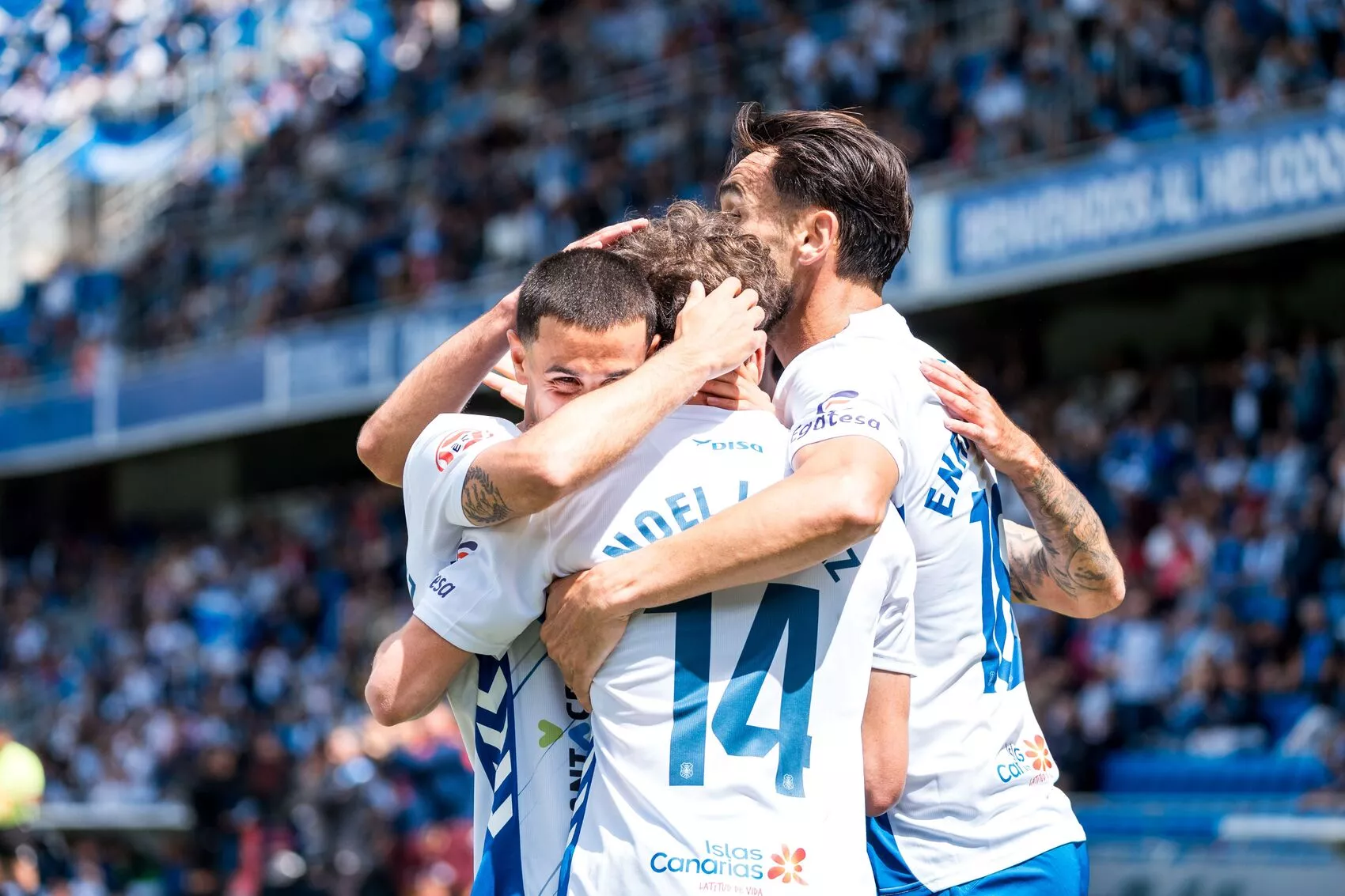 Jugadores del representativo abrazándose (CD Tenerife)