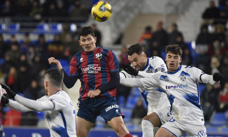 Acción del Huesca - Tenerife (LALIGA).