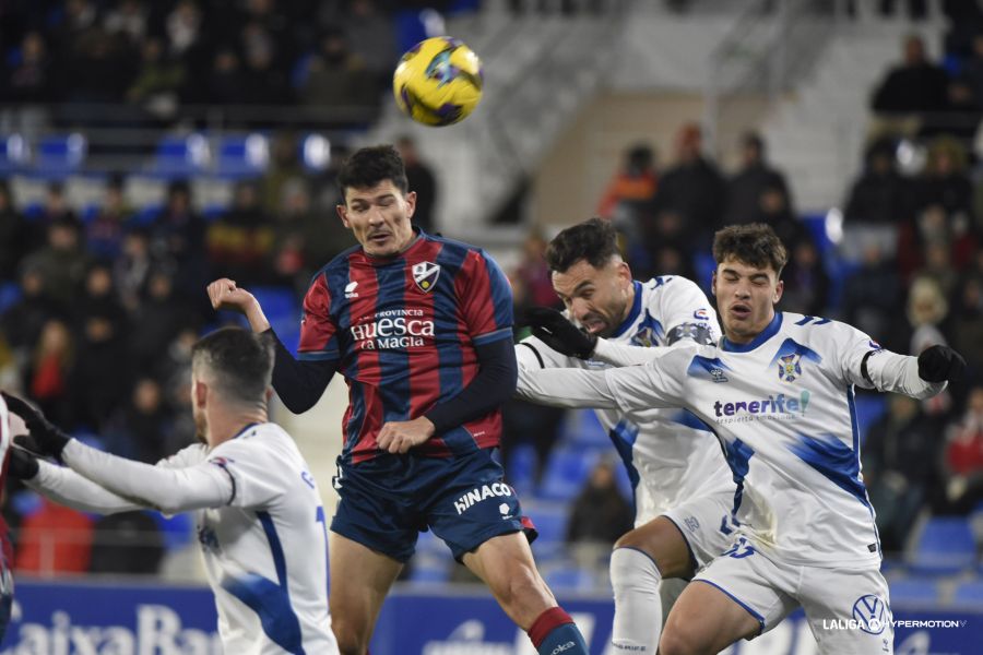 Acción del Huesca - Tenerife (LALIGA).