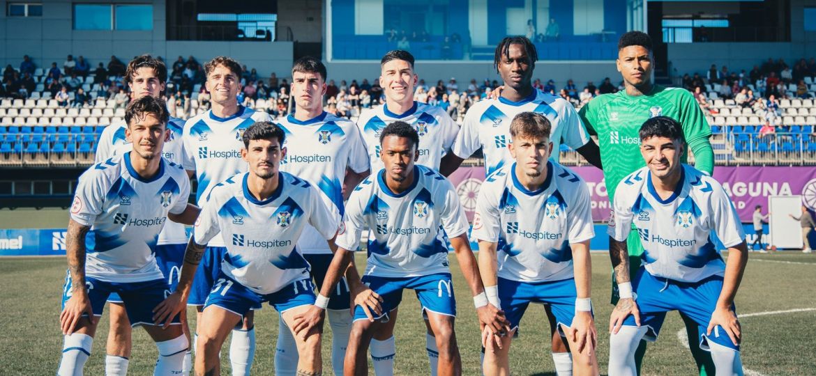 XI del Tenerife B ante el Conquense (@CDTCANTERA).