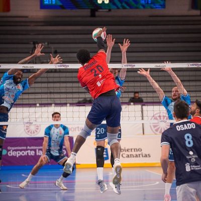 Víctor Andreu rematando (CEDIDA)