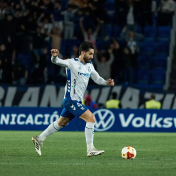 José León dando un pase (CD TENERIFE)|