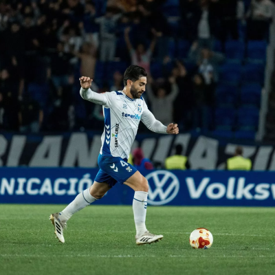 José León dando un pase (CD TENERIFE)|