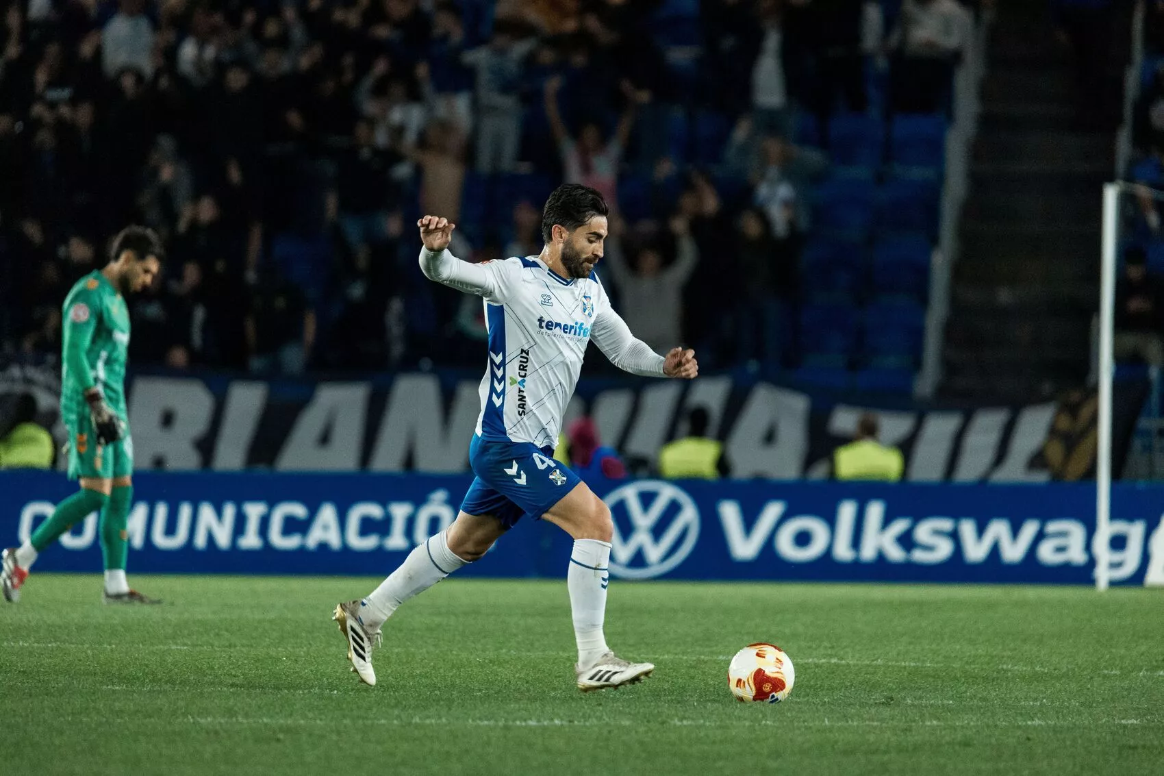 José León dando un pase (CD TENERIFE)