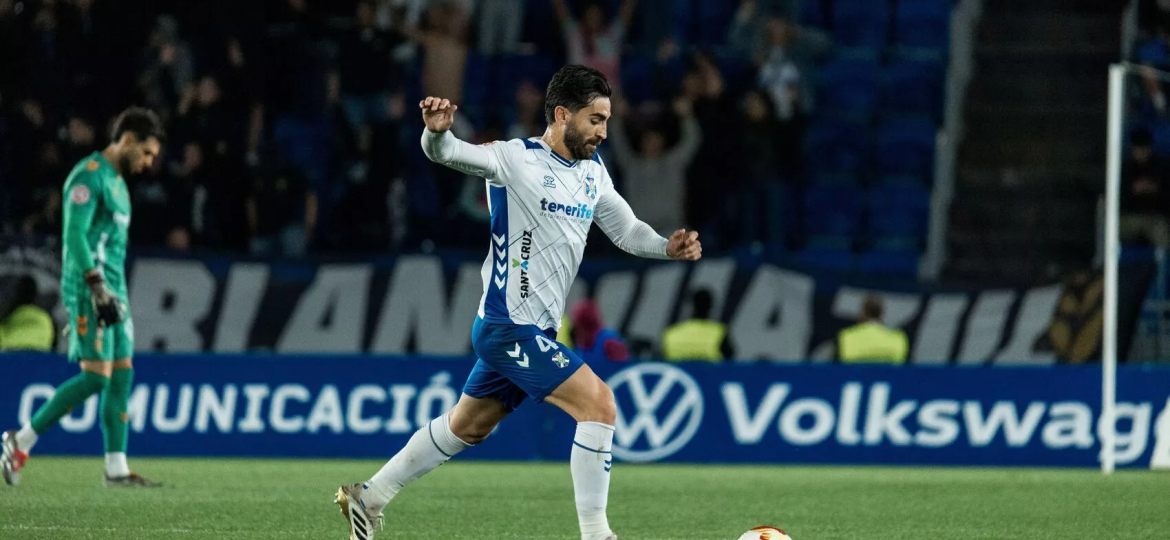 José León dando un pase (CD TENERIFE)