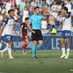 Moreno Aragón en un partido arbitrando al CD Tenerife (LA LIGA)