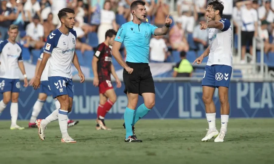 Moreno Aragón en un partido arbitrando al CD Tenerife (LA LIGA)