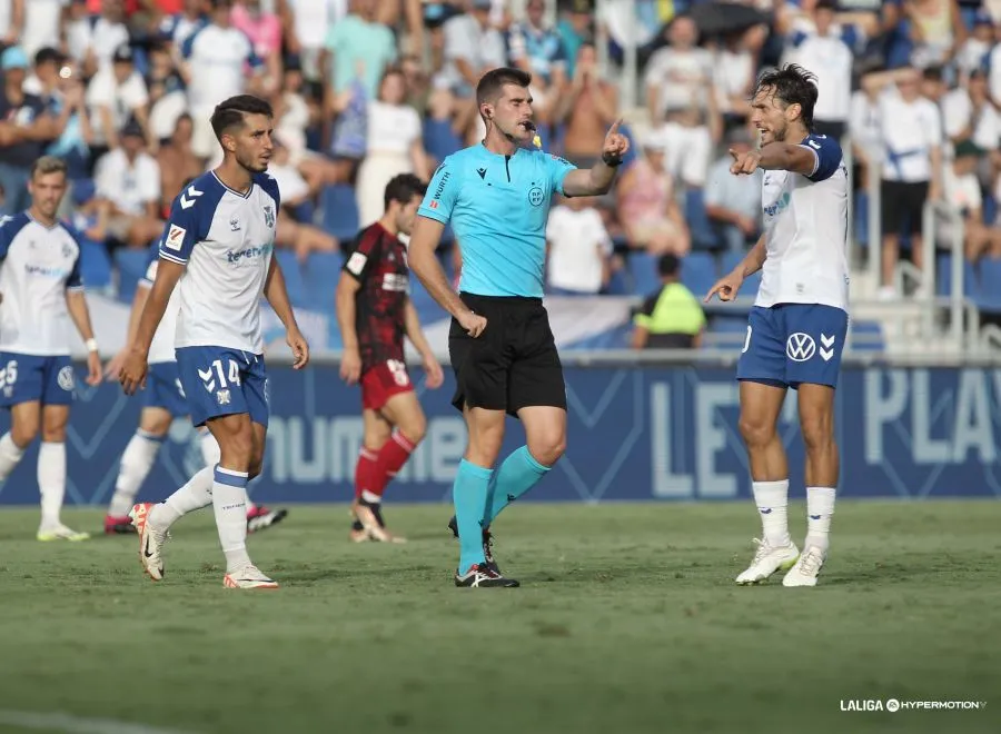 Moreno Aragón en un partido arbitrando al CD Tenerife (LA LIGA)