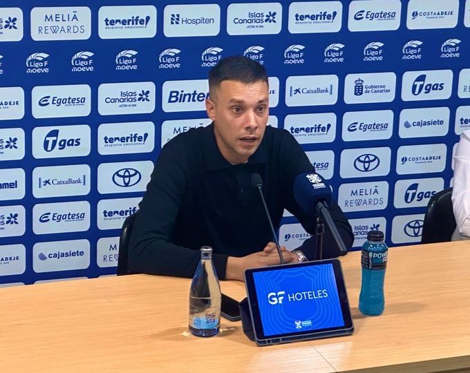 Yerai Martín en su presentación como técnico blanquiazul (CD Tenerife Femenino)