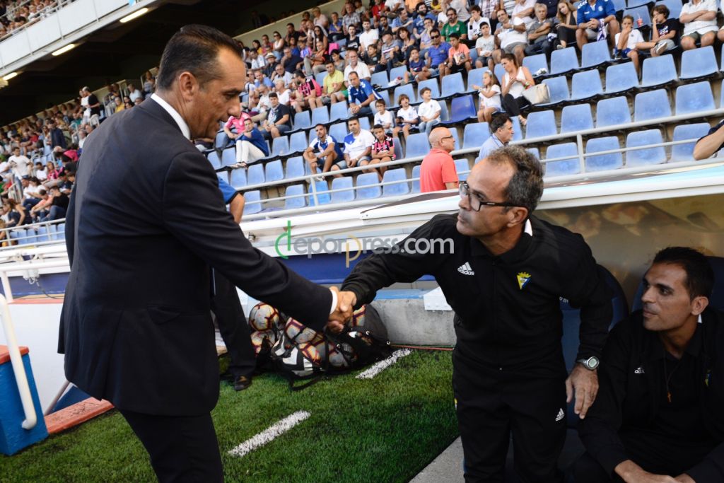 Oltra y Cervera se saludan. (DEPORPRESS)