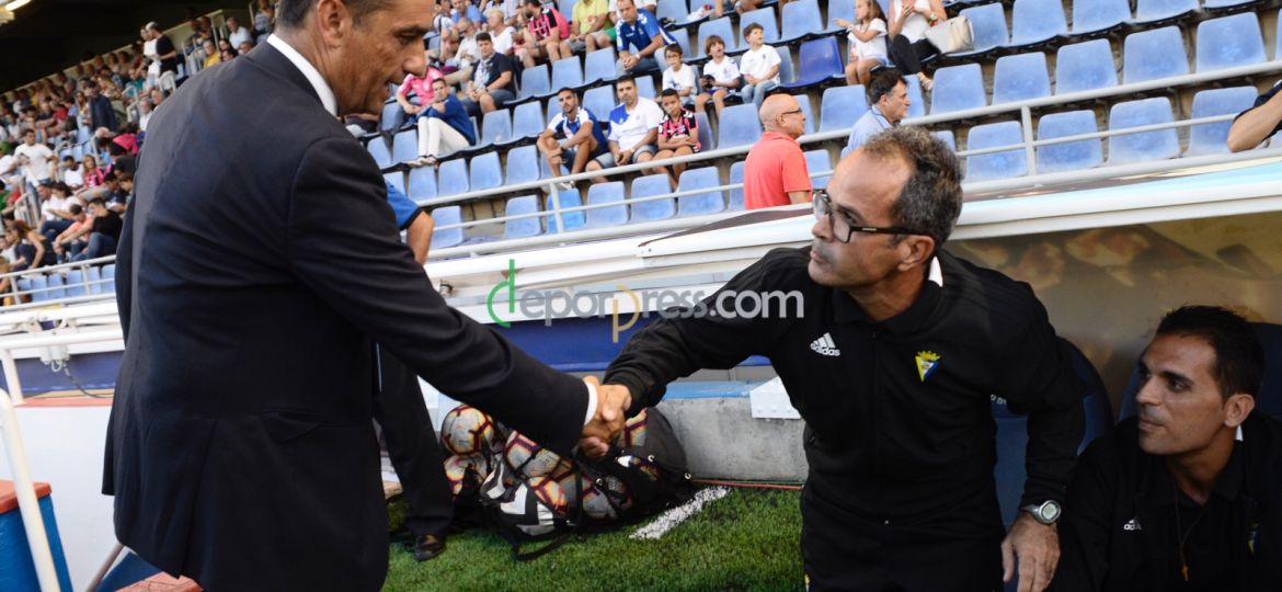 Oltra y Cervera se saludan. (DEPORPRESS)
