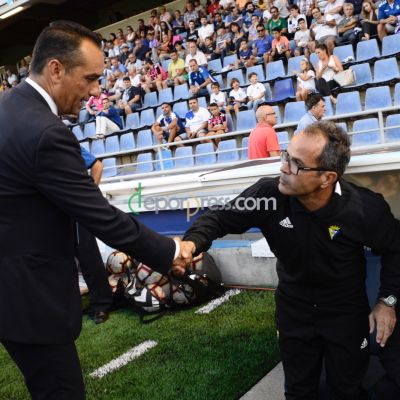 Oltra y Cervera se saludan. (DEPORPRESS)