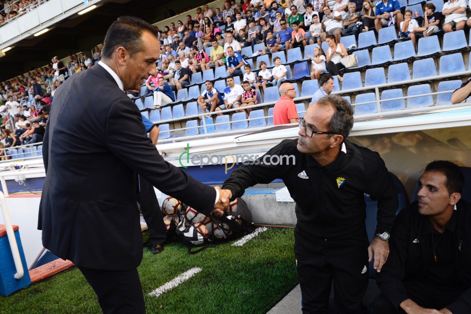 Oltra y Cervera se saludan. (DEPORPRESS)