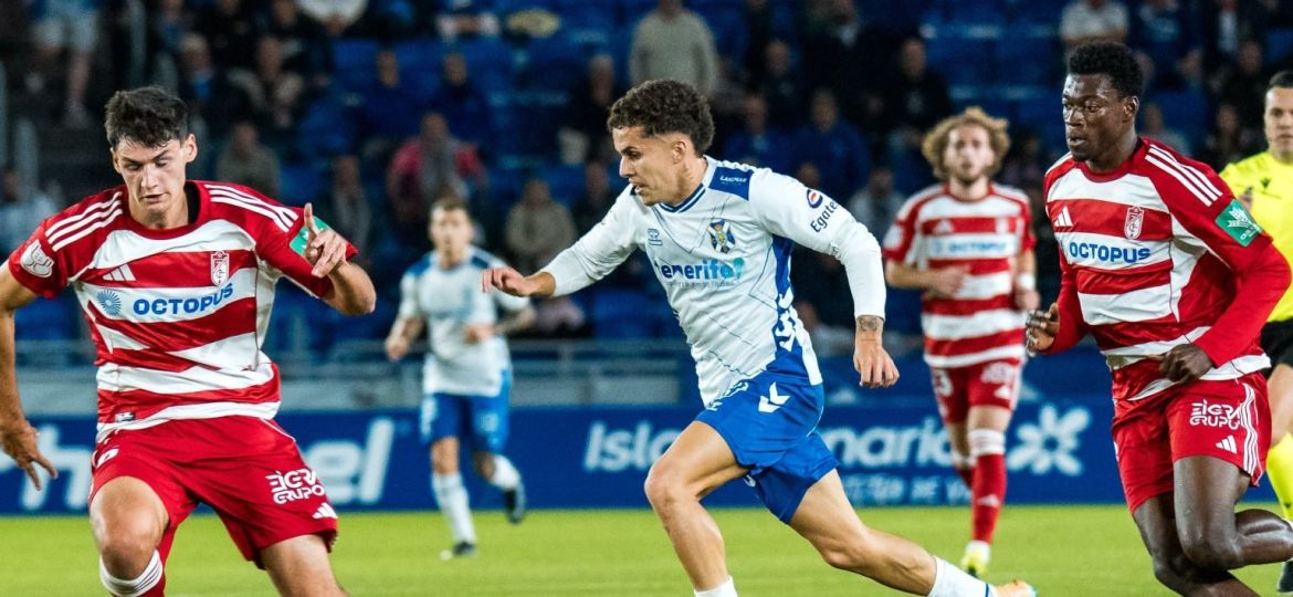 Una acción del partido. (CD TENERIFE)
