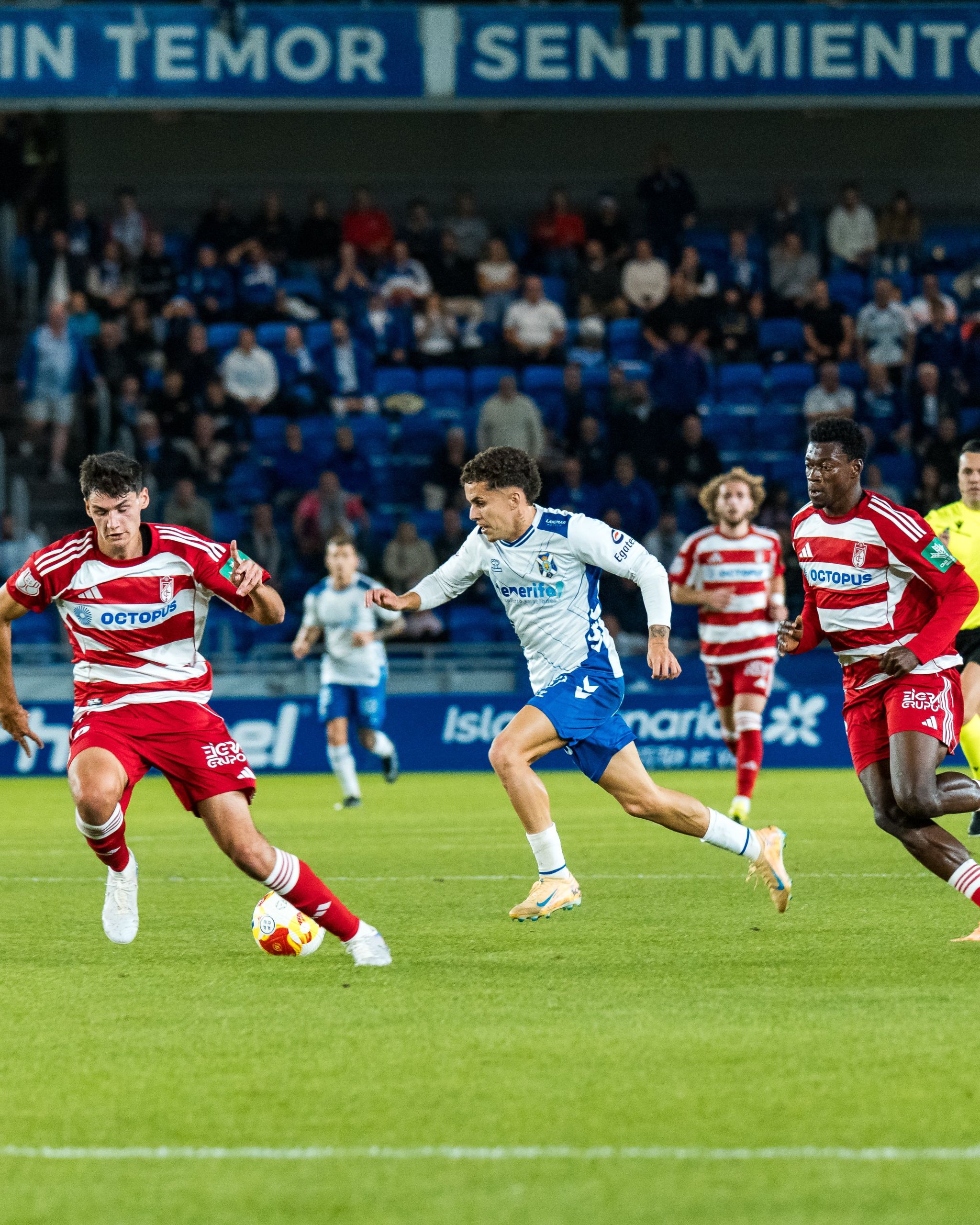 Una acción del partido. (CD TENERIFE)
