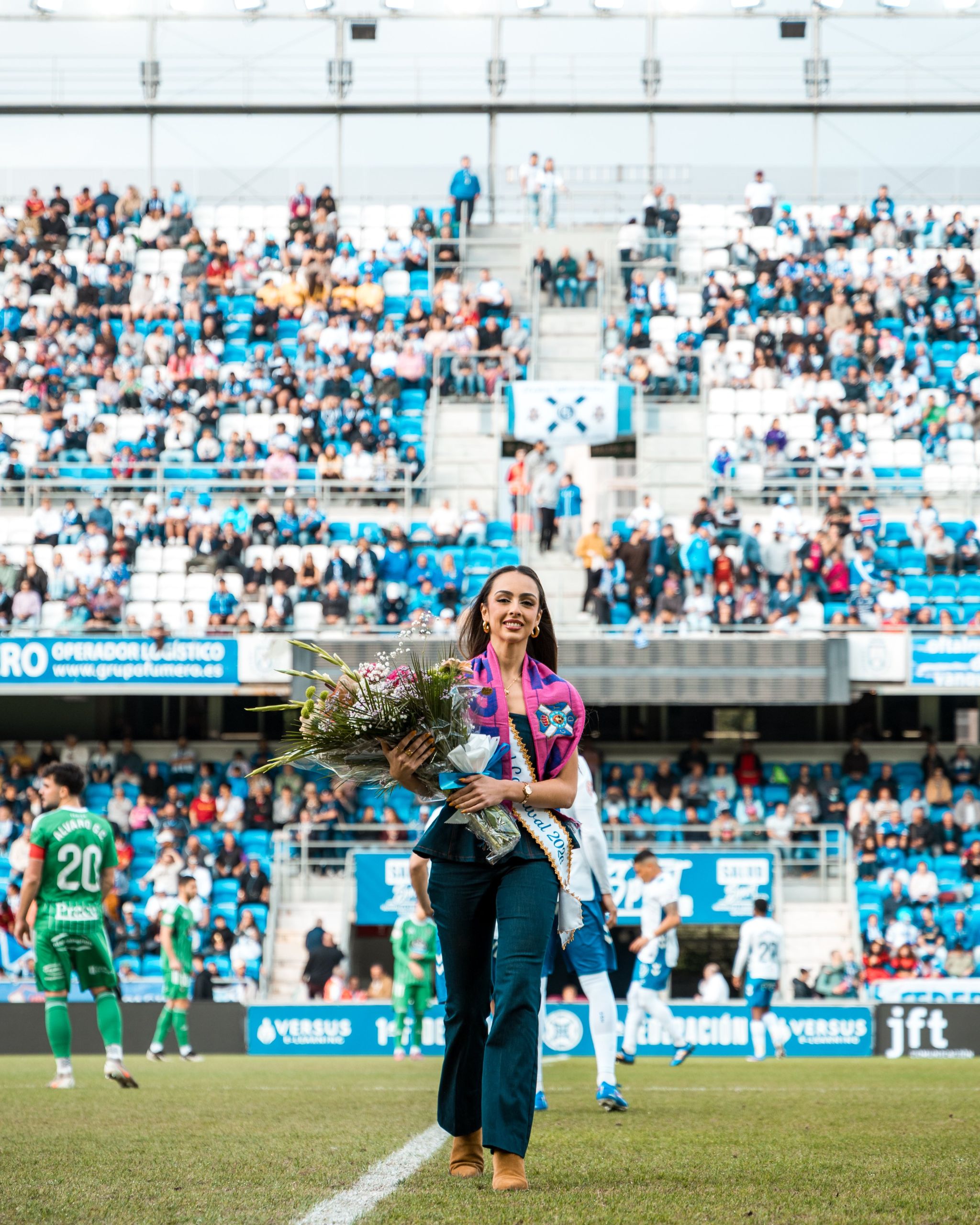 La Reina del Carnaval, tras el saque de honor (CD TENERIFE).