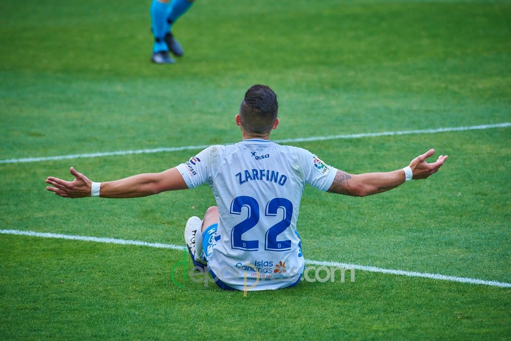 Gio Zarfino se queja desde el suelo con los brazos abiertos durante el Tenerife-Albacete (Deporpress).