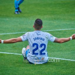 Gio Zarfino se queja desde el suelo con los brazos abiertos durante el Tenerife-Albacete (Deporpress).