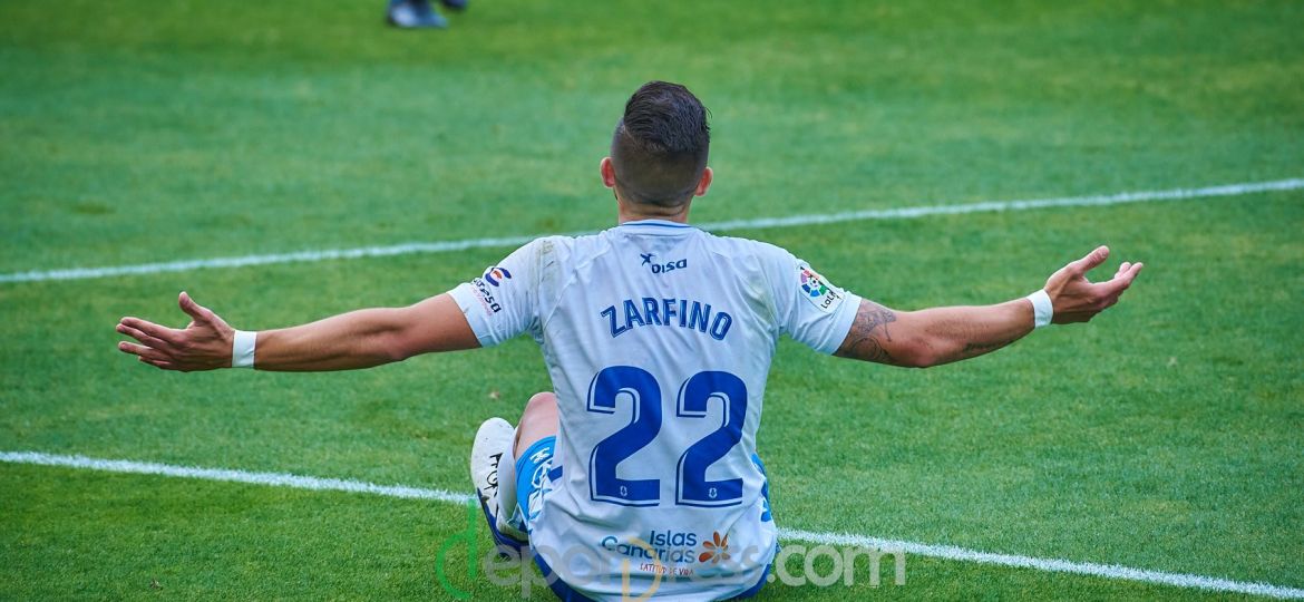 Gio Zarfino se queja desde el suelo con los brazos abiertos durante el Tenerife-Albacete (Deporpress).