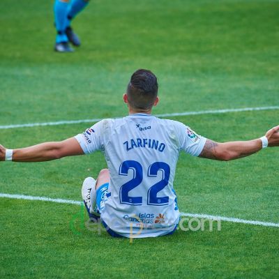 Gio Zarfino se queja desde el suelo con los brazos abiertos durante el Tenerife-Albacete (Deporpress).
