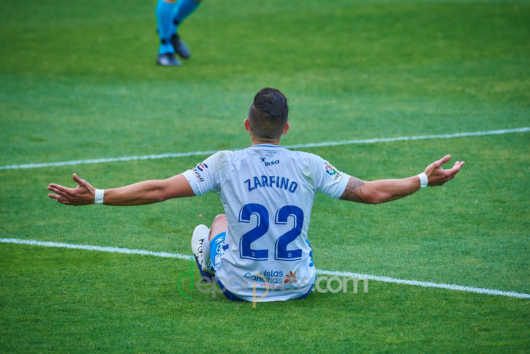 Gio Zarfino se queja desde el suelo con los brazos abiertos durante el Tenerife-Albacete (Deporpress).