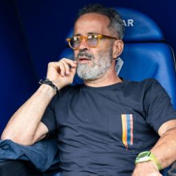 Álvaro Cervera en el banquillo de Ipurua (LA LIGA)