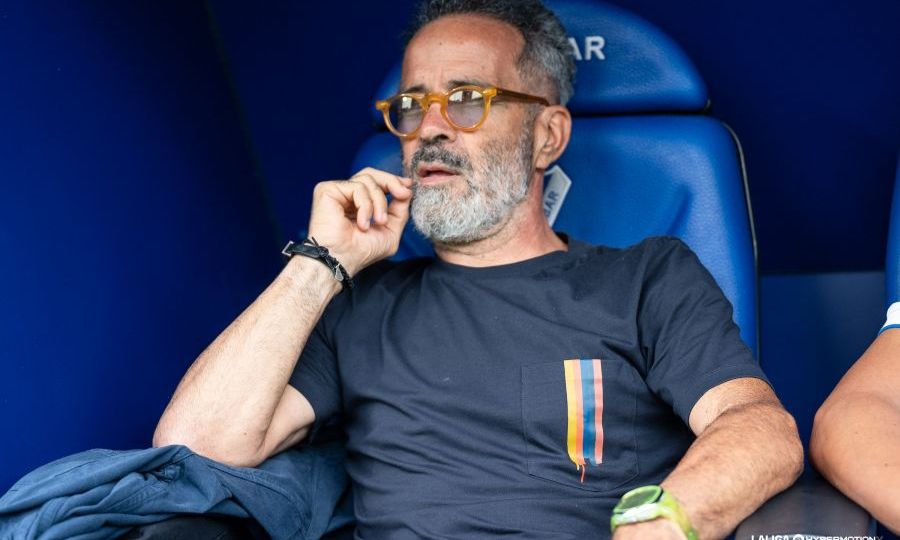 Álvaro Cervera en el banquillo de Ipurua (LA LIGA)