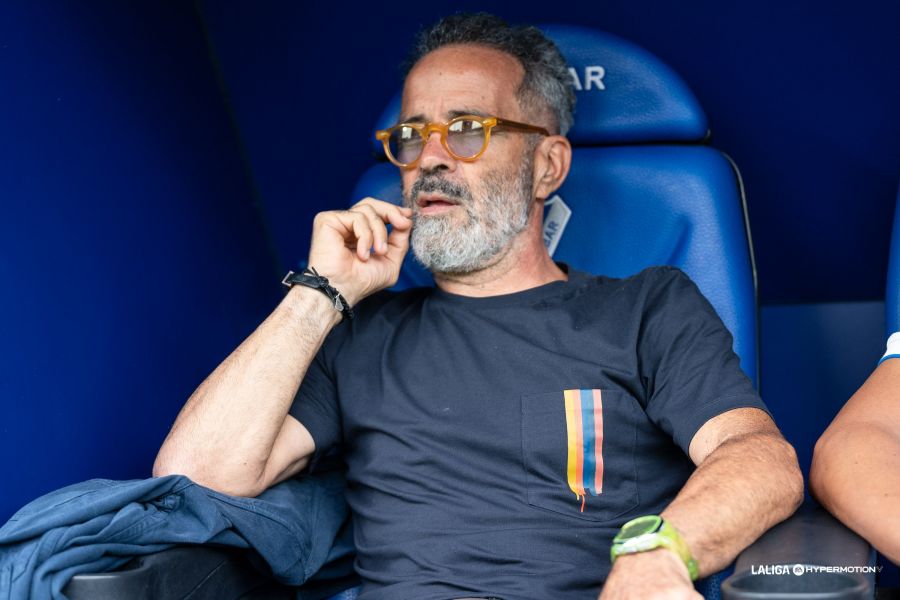 Álvaro Cervera en el banquillo de Ipurua (LA LIGA)