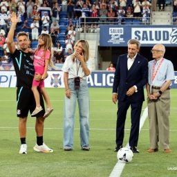 Aitor Sanz recibe la insignia de oro y brillantes (LA LIGA)