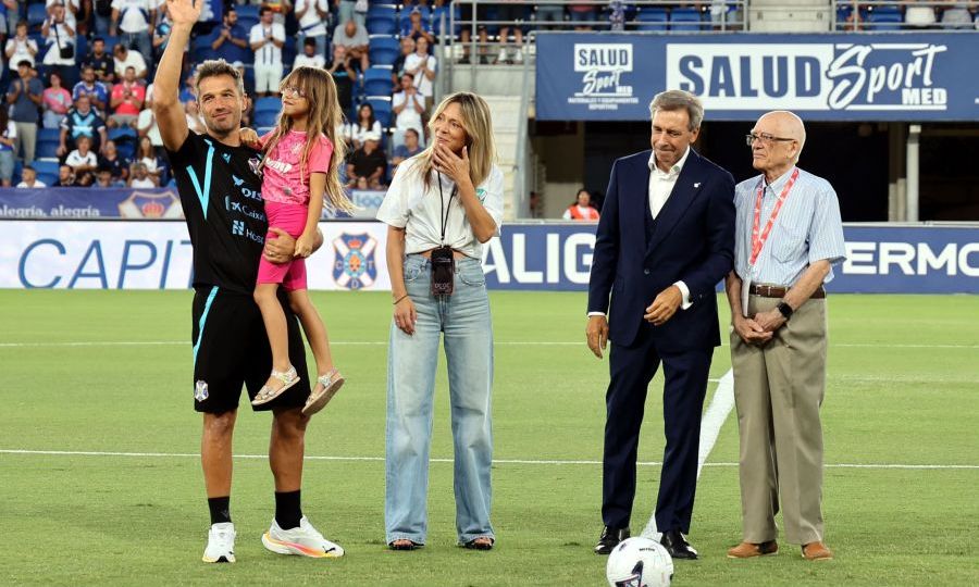 Aitor Sanz recibe la insignia de oro y brillantes (LA LIGA)
