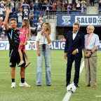 Aitor Sanz recibe la insignia de oro y brillantes (LA LIGA)