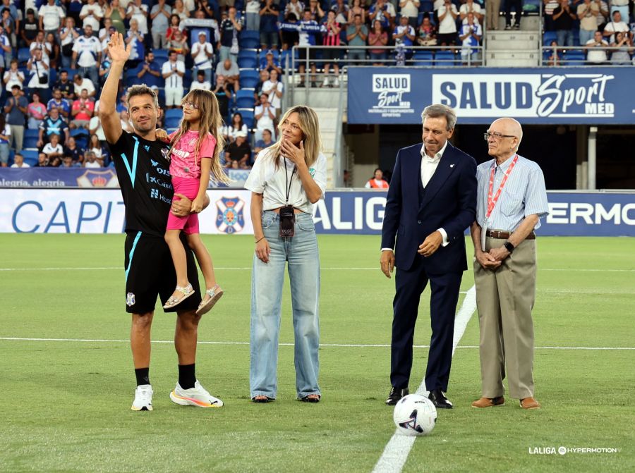 Aitor Sanz recibe la insignia de oro y brillantes (LA LIGA)