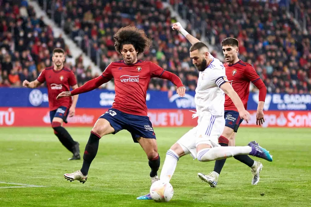 Aridane defiende una jugada ante Benzemá (WEB ATLÉTICO PASO).