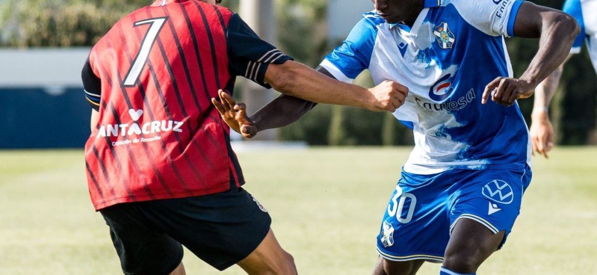 Baba Diocou encara a un rival (CD TENERIFE).|XI del Tenerife ante el Añaza (CD TENERIFE)|Jorge Moreno (CD TENERIFE).|José León (CD TENERIFE).|Marc Mateu (CD TENERIFE).