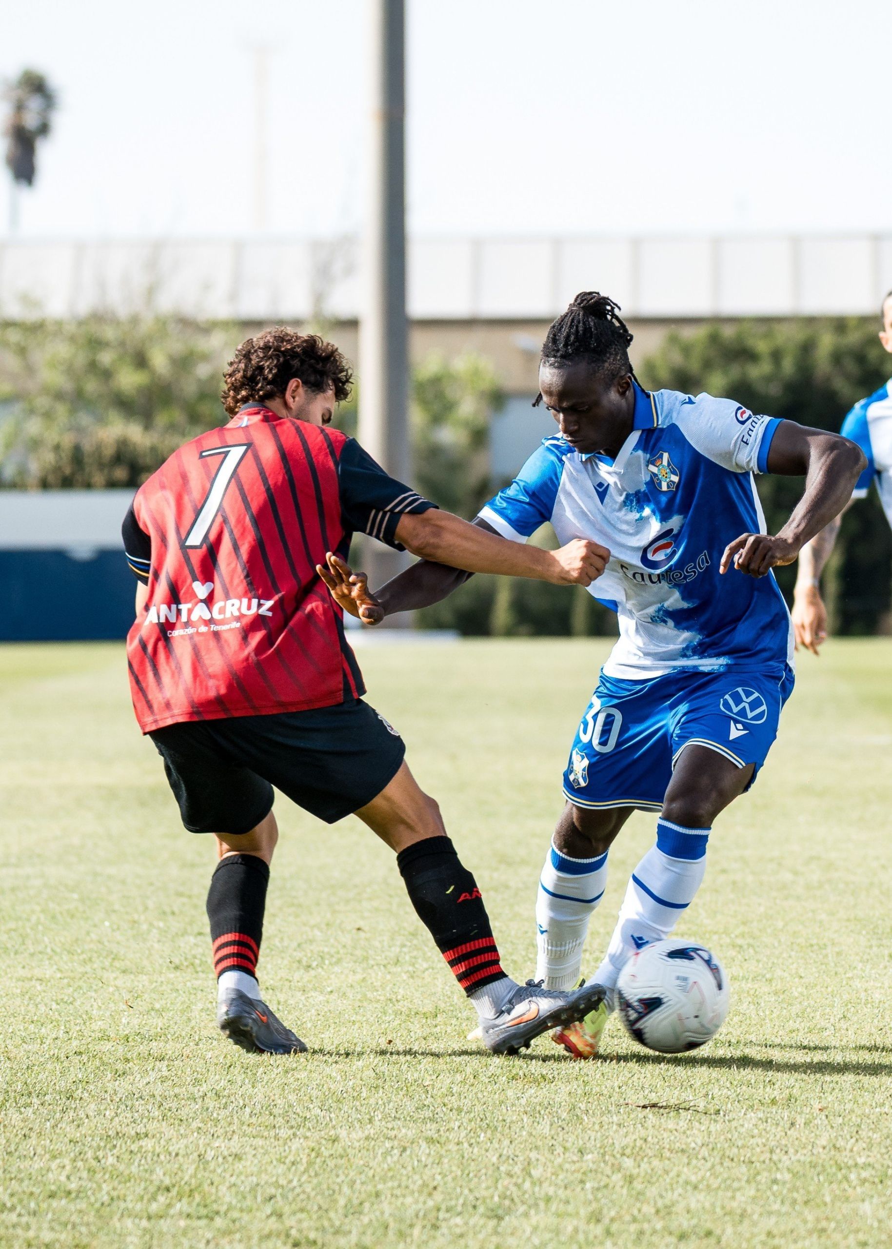 Baba Diocou encara a un rival (CD TENERIFE).