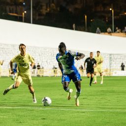 Baba Diocou conduce un balón (CD TENERIFE).