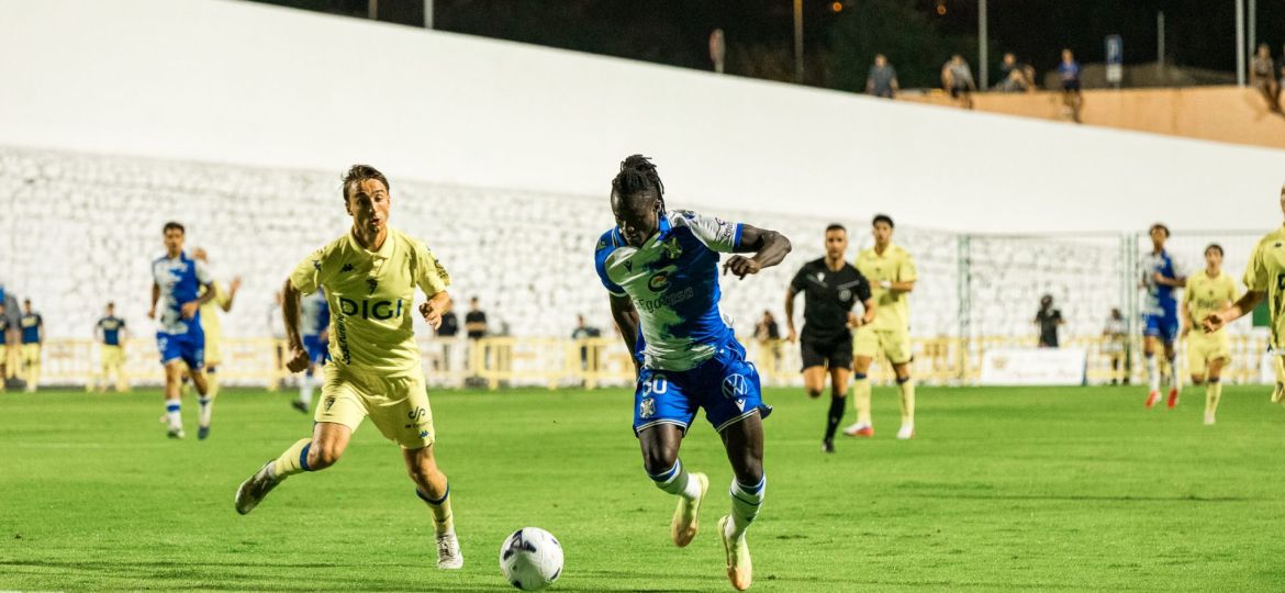 Baba Diocou conduce un balón (CD TENERIFE).